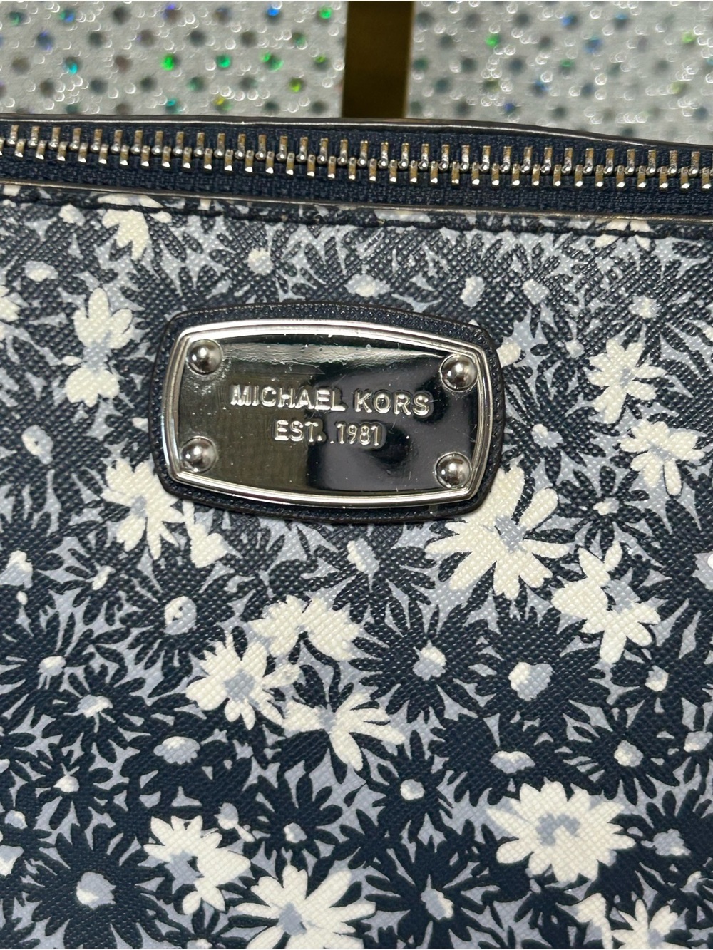 Michael Kors Black & White Floral Crossbody Bag Approx. 10 x 7 x 4 - Picture 6 of 17